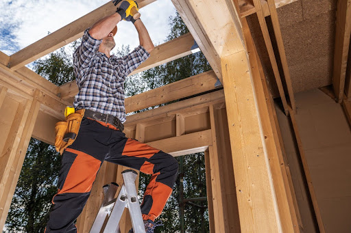 Comment les Constructeurs de Maisons Économisent sur les Matériaux